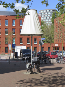 908883 Afbeelding van straatlantaarn in de vorm van een staande lamp met kap bij winkelcentrum Parkwijk (Verlengde ...